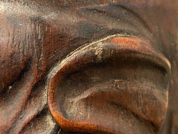 Een Chinese bamboe sculptuur van een olifant en &eacute;&eacute;n van Shou Lao, 19/20e eeuw