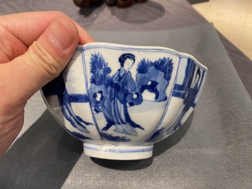 Een Chinese blauw-witte kom met 'Lange Lijzen' en spelende jongens, Chenghua merk, Kangxi