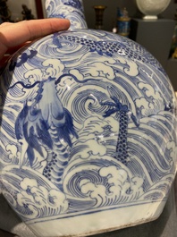 Vase de forme bouteille en porcelaine de Chine en bleu et blanc &agrave; d&eacute;cor de dragons, 19&egrave;me