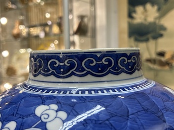 Vase couvert en porcelaine de Chine en bleu et blanc &agrave; d&eacute;cor de prunus sur glace pil&eacute;e, Kangxi