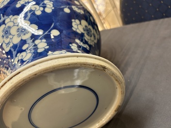 Vase couvert en porcelaine de Chine en bleu et blanc &agrave; d&eacute;cor de prunus sur glace pil&eacute;e, Kangxi