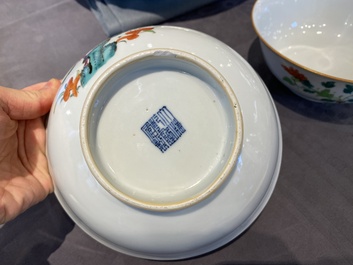 Paire de bols en porcelaine de Chine famille rose &agrave; d&eacute;cor floral, marque et &eacute;poque de Qianlong
