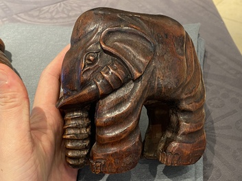 Een Chinese bamboe sculptuur van een olifant en &eacute;&eacute;n van Shou Lao, 19/20e eeuw