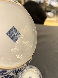 Deux assiettes en porcelaine de Chine en bleu et blanc, marque et &eacute;poque de Qianlong