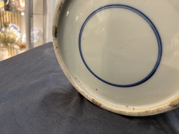 Vase couvert en porcelaine de Chine en bleu et blanc &agrave; d&eacute;cor de prunus sur glace pil&eacute;e, Kangxi