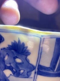 Bol en porcelaine de Chine en bleu et blanc figurant des longues dames et des gar&ccedil;ons jouant, marque de Chenghua, Kangxi