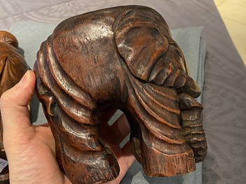 Een Chinese bamboe sculptuur van een olifant en &eacute;&eacute;n van Shou Lao, 19/20e eeuw