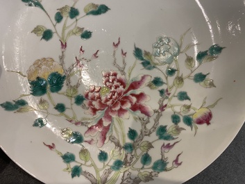 Deux assiettes en porcelaine de Chine famille rose, marques de Guangxu et Qianlong, 19&egrave;me