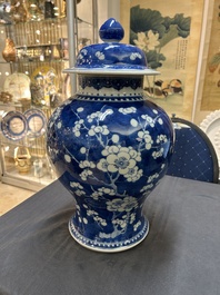 Vase couvert en porcelaine de Chine en bleu et blanc &agrave; d&eacute;cor de prunus sur glace pil&eacute;e, Kangxi