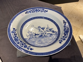 Bassin &agrave; sujet mythologique figurant Neptune en porcelaine de Chine en bleu et blanc, Qianlong