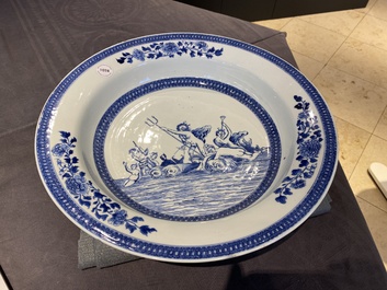 Een Chinees blauw-wit mythologisch bassin met Neptunus, Qianlong