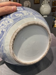 Een Chinese blauw-witte flesvormige 'draken' vaas, 19e eeuw