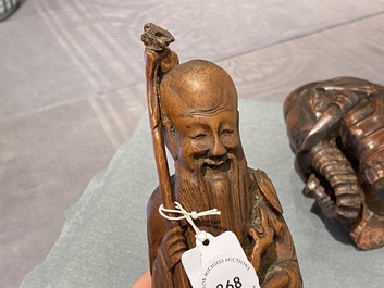 Une sculpture d'un &eacute;l&eacute;phant et une de Shou Lao en bois de bambou, Chine, 19/20&egrave;me