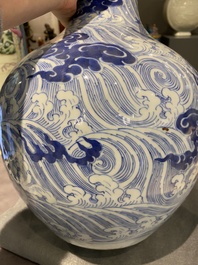 Vase de forme bouteille en porcelaine de Chine en bleu et blanc &agrave; d&eacute;cor de dragons, 19&egrave;me