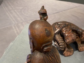 Une sculpture d'un &eacute;l&eacute;phant et une de Shou Lao en bois de bambou, Chine, 19/20&egrave;me