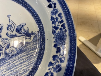 Een Chinees blauw-wit mythologisch bassin met Neptunus, Qianlong