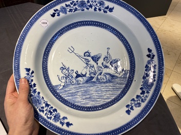 Een Chinees blauw-wit mythologisch bassin met Neptunus, Qianlong