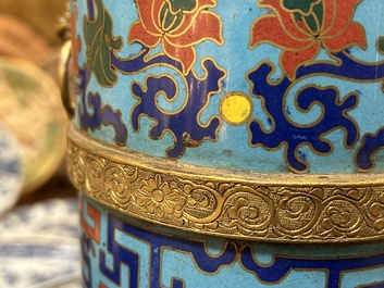 Een grote Chinese cloisonn&eacute; 'duomuhu' schenkkan in Tibetaanse stijl, gemerkt, Republiek