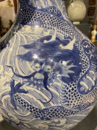 Vase de forme bouteille en porcelaine de Chine en bleu et blanc &agrave; d&eacute;cor de dragons, 19&egrave;me