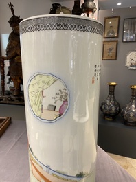 Vase de forme cylindrique en porcelaine de Chine famille rose, R&eacute;publique