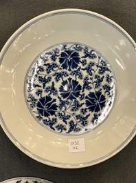 Twee Chinese blauw-witte 'lotus' borden, Qianlong merk en periode
