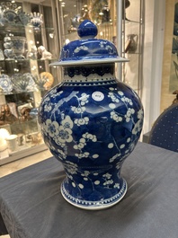 Vase couvert en porcelaine de Chine en bleu et blanc &agrave; d&eacute;cor de prunus sur glace pil&eacute;e, Kangxi