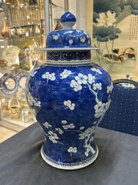 Vase couvert en porcelaine de Chine en bleu et blanc &agrave; d&eacute;cor de prunus sur glace pil&eacute;e, Kangxi