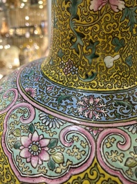 Grand vase de forme bouteille en porcelaine de Chine famille rose &agrave; fond jaune, marque de Qianlong, 19&egrave;me