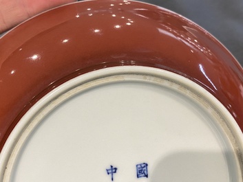 Assiette en porcelaine de Chine en rouge de cuivre monochrome, marque de Zhong Guo Jing De Zhen Zhi 中國景德鎮製, dat&eacute;e 1954