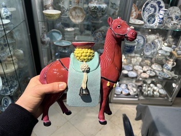 Cheval en porcelaine de Chine &agrave; fond rouge de rubis, 19/20&egrave;me