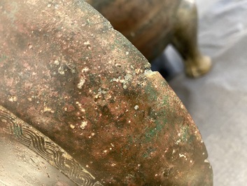 Een zeer grote Chinese archa&iuml;sche driepotige bronzen dekselkom, 'ding', Oostelijke Zhou