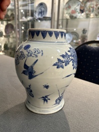 Vase en porcelaine de Chine en bleu et blanc &agrave; d&eacute;cor d'oiseaux parmi des branches fleuries, &eacute;poque Transition