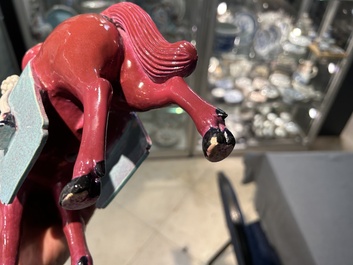 Cheval en porcelaine de Chine &agrave; fond rouge de rubis, 19/20&egrave;me