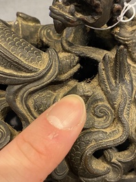 Br&ucirc;le-parfum aux dragons et son couvercle ajour&eacute; sur son support en bronze, Chine, 17&egrave;me