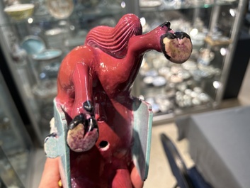 Cheval en porcelaine de Chine &agrave; fond rouge de rubis, 19/20&egrave;me