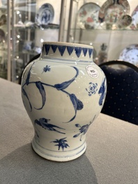 Vase en porcelaine de Chine en bleu et blanc &agrave; d&eacute;cor d'oiseaux parmi des branches fleuries, &eacute;poque Transition