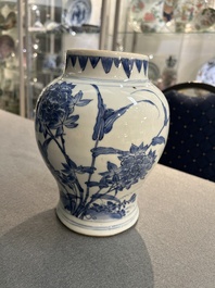 Vase en porcelaine de Chine en bleu et blanc &agrave; d&eacute;cor d'oiseaux parmi des branches fleuries, &eacute;poque Transition