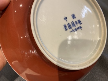 Een Chinees monochroom koperrood bord, Zhong Guo Jing De Zhen Zhi 中國景德鎮製 merk, gedateerd 1954
