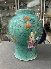 Vase couvert en porcelaine de Chine famille rose &agrave; fond turquoise, 19&egrave;me