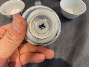 Quatre bols et trois bols sur talon en porcelaine de Chine en bleu et blanc de l'&eacute;pave 'Hatcher', &eacute;poque Transition