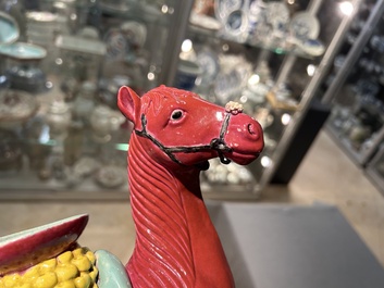 Een Chinees model van een paard met robijnrode fondkleur, 19/20e eeuw