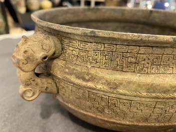 Een zeldzame Chinese bronzen rituele dekselkom voor voedsel, 'Zhan', Periode van Lente en Herfst