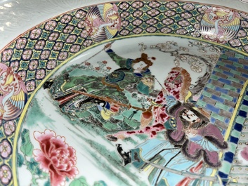Een zeldzame grote diepe Chinese famille rose schotel met fijn verhalend decor, Yongzheng