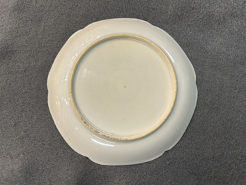 Une tasse et deux soucoupes en porcelaine de Chine &agrave; d&eacute;cor de coqs en grisaille et dor&eacute;, Yongzheng