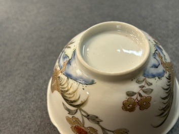 Une tasse et deux soucoupes en porcelaine de Chine &agrave; d&eacute;cor de coqs en grisaille et dor&eacute;, Yongzheng