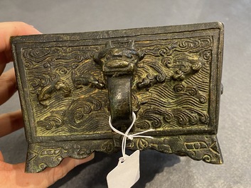 Een Chinese vierkante bronzen wierookbrander met inscriptie, Ming