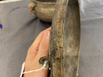 Rare r&eacute;cipient rituel couvert en bronze de type 'Zhan', Chine, P&eacute;riode des Printemps et Automnes