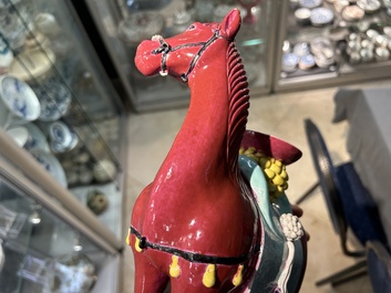 Cheval en porcelaine de Chine &agrave; fond rouge de rubis, 19/20&egrave;me