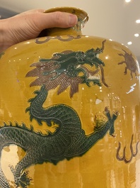 Een grote Chinese sancai-geglazuurde 'meiping' vaas met draken, Kangxi merk, 19/20e eeuw