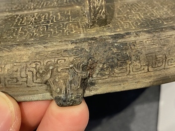 Rare r&eacute;cipient rituel couvert en bronze de type 'Zhan', Chine, P&eacute;riode des Printemps et Automnes